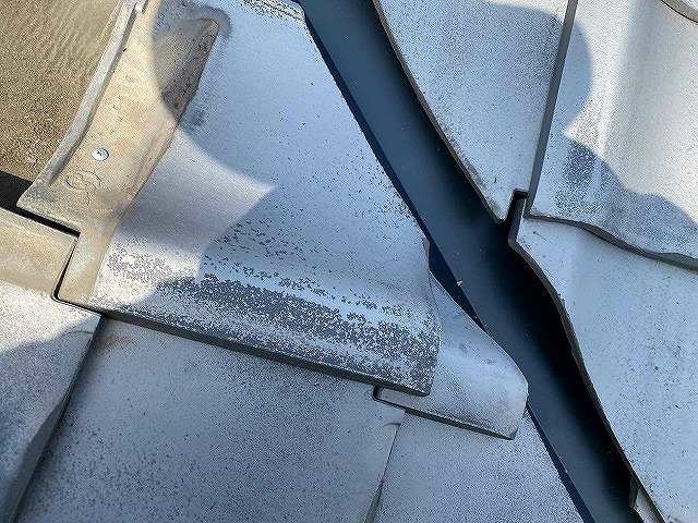 谷板金と瓦の取り合い